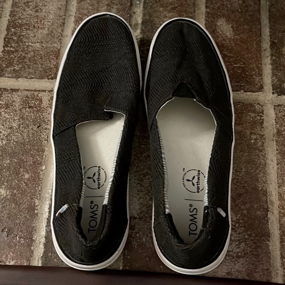 Black Tom’s loafers, women’s size 7.5, sized like a 7! Excellent condition.